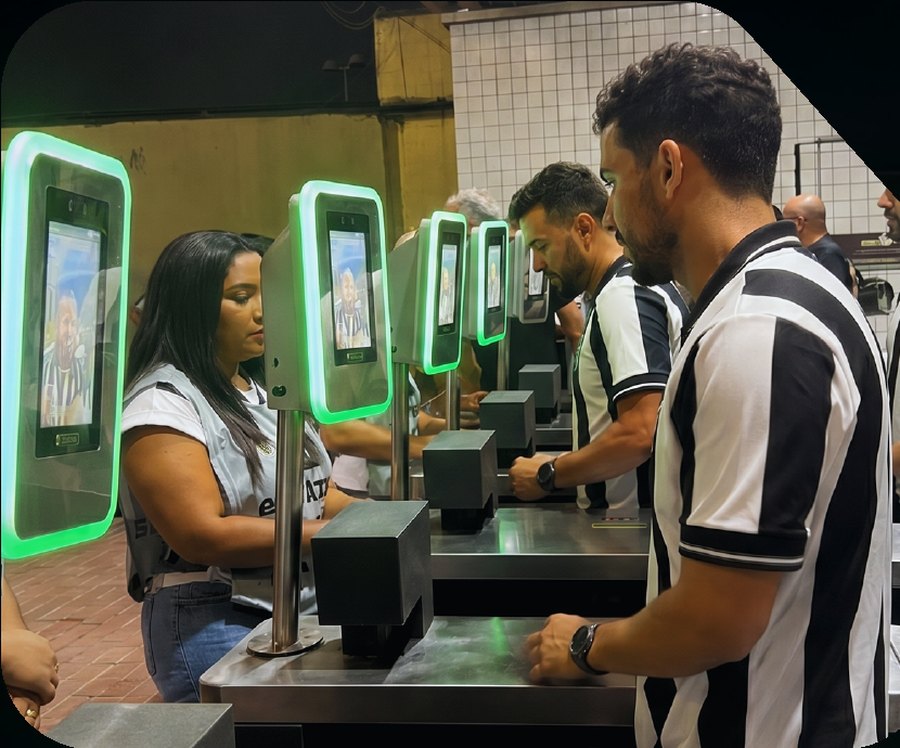 Torcedores acessando catracas com leitores faciais Bepass